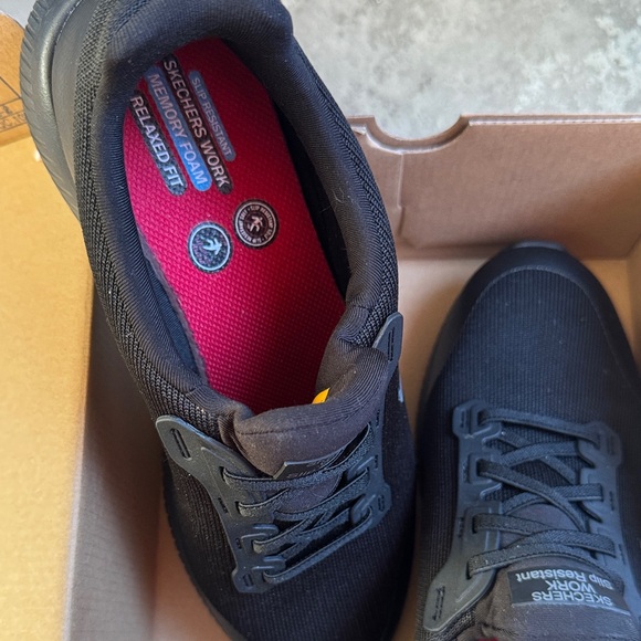 Skechers woman Black Slip-Resistant Sneakers with Red Insole used ones - Picture 6 of 7